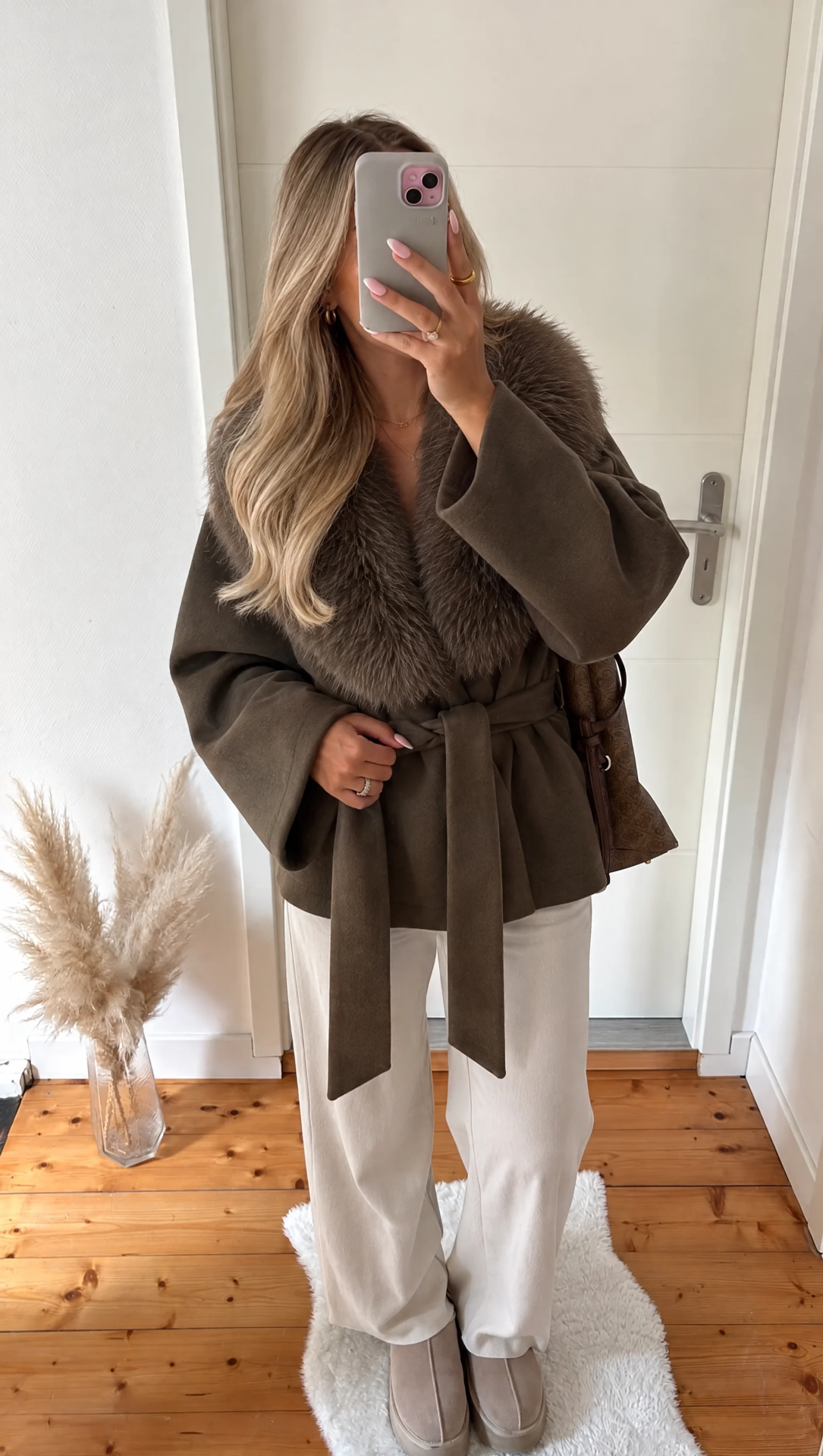 Kundin mit braunem Mantel und heller Hose